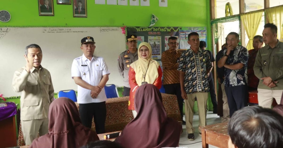 Wabup Sukabumi Dampingi Wamendikdasmen Tinjau Program Jumat Asri di SDN 01 Cibadak dan Pembelajaran Modern di SRMP 7