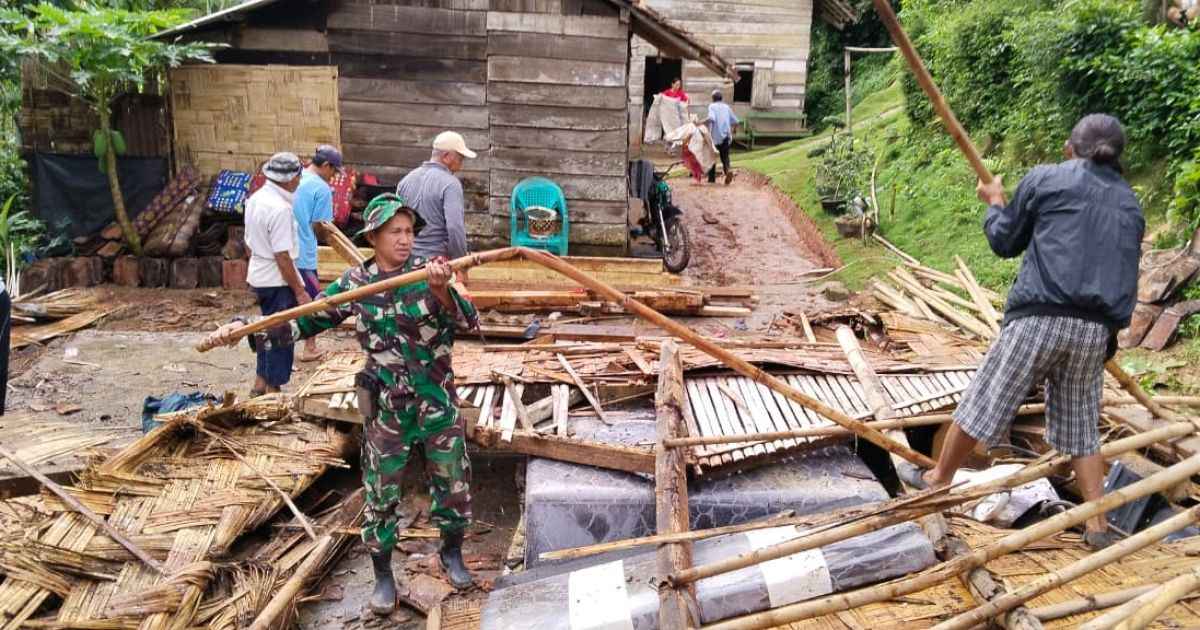 Babinsa Koramil 421-02/GDT Sigap Bantu Warga Korban Rumah Roboh