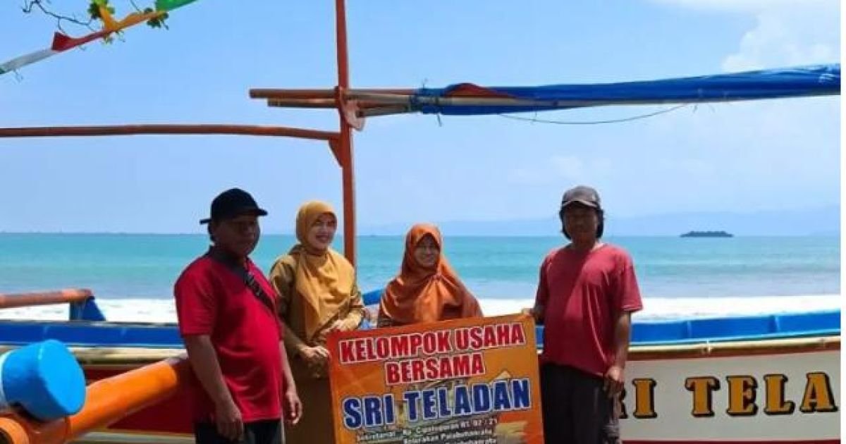 Anggota DPRD Kabupaten Sukabumi Hj. Leni Liawati (Fraksi PKS) Salurkan Bantuan Perahu, Nelayan Palabuhanratu Kini Punya Harapan Baru