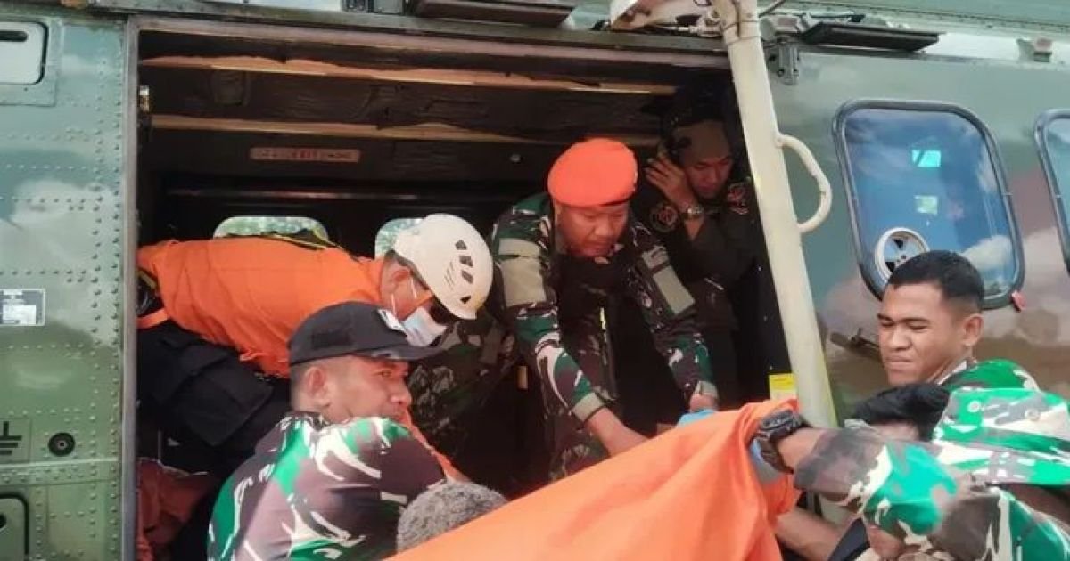 Yon Parako 466 Pasgat dan Basarnas bantuan Jenazah Korban Heli PK-CFX menggunakan Heli Super Puma menuju Bandara Supadio