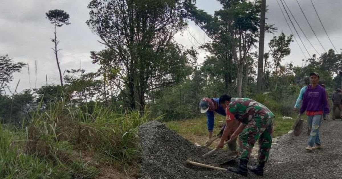 Babinsa koramil 2213/Jampang Kulon Laksanakan Karya Bakti Bersama Masyarakat Desa Binaan