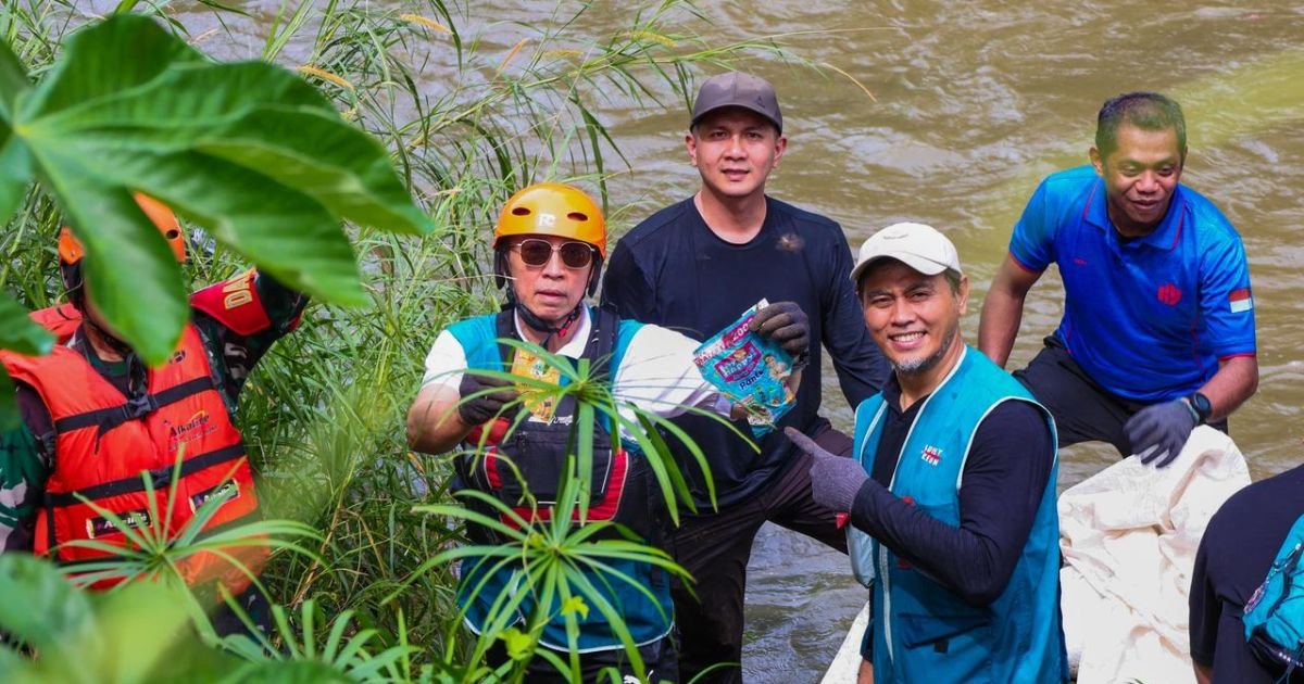 Memperingati Hari Bumi, PT Mitra Natura Raya (MNR) bersama Pemerintah Kota (Pemkot) Bogor menggelar kegiatan bersih-bersih sungai Ciliwung