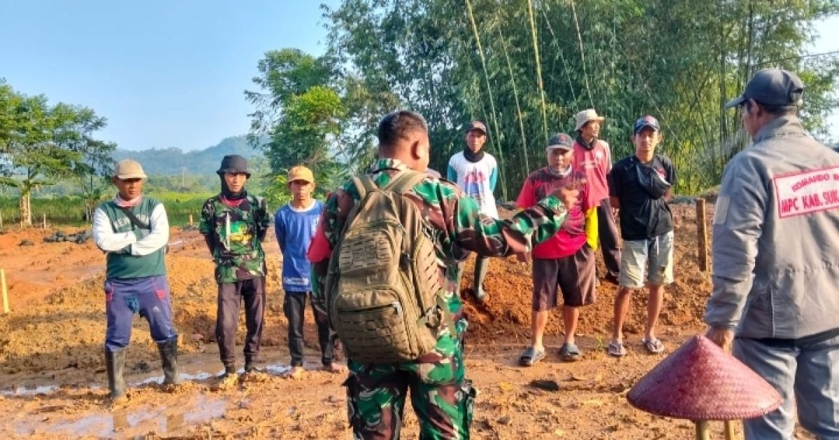 Babinsa Sirnasari Laksanakan Persiapan Karya Bhakti Bersama Warga