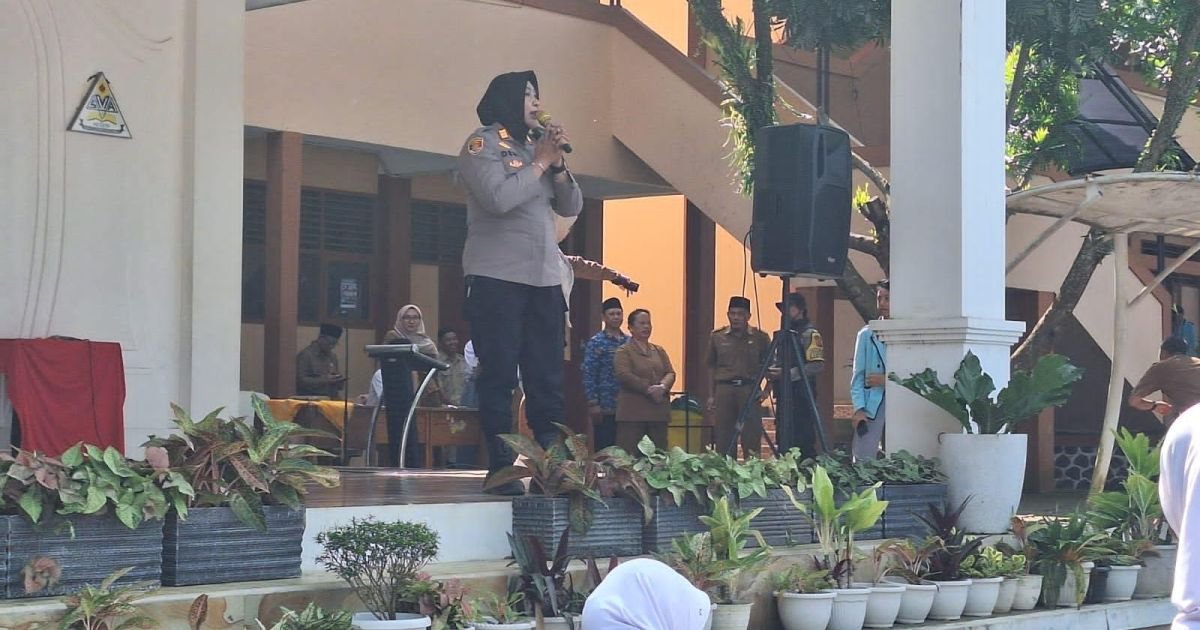 Kapolsek Megamendung Bekali Wawasan Dan Nasehat Untuk Masa Depan Jauh Dari Tindakan Kriminal Serta Hormati Kedua Orangtua, Kepada Siswa SMAN 1 Megamendung Pada Saat Pengumuman Kelulusan