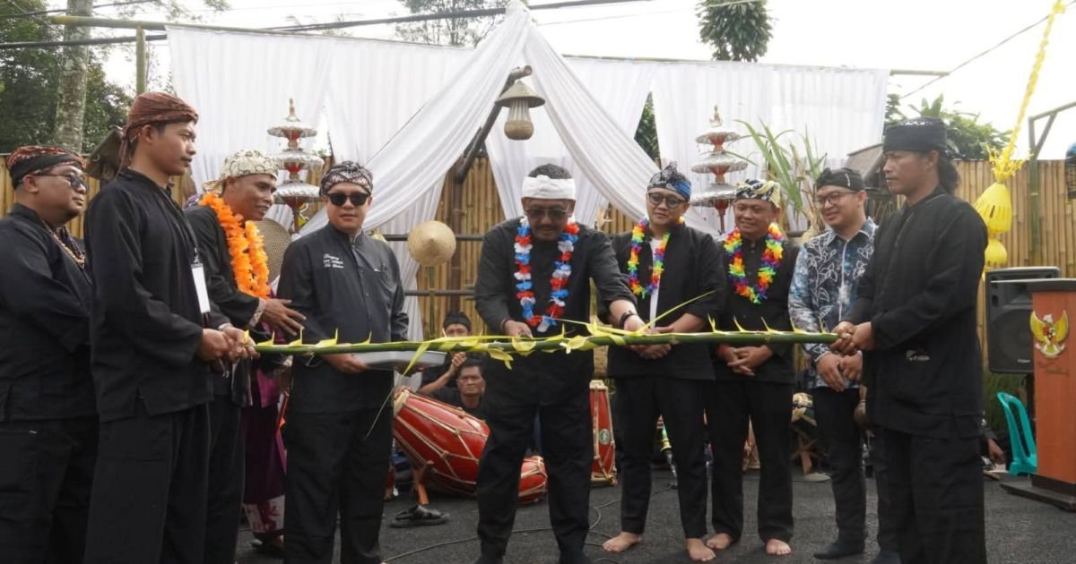 Bupati Sukabumi H. Asep Japar meresmikan Desa Sukajaya , Kecamatan Sukabumi sebagai Desa Wisata Tikukur.