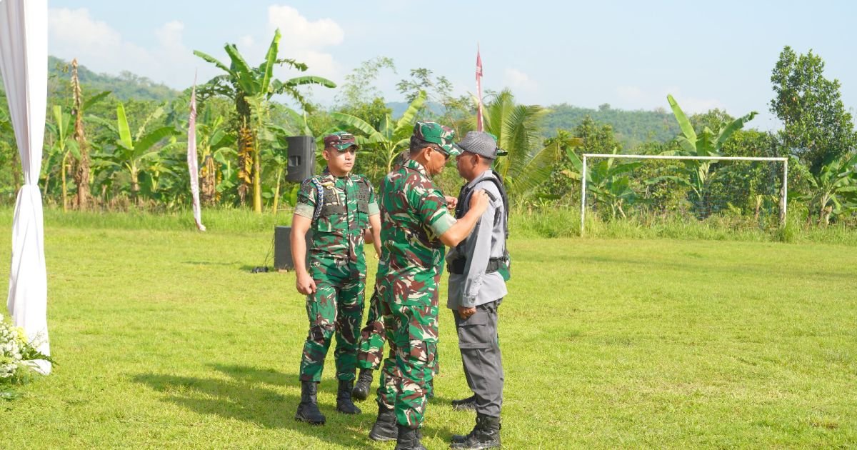 Pangdam III/Siliwangi Mayjen TNI Kosasih, SE, MM, bertindak sebagai Inspektur Upacara pada Penutupan TNI Manunggal Membangun Desa (TMMD) ke-128 TA. 2026