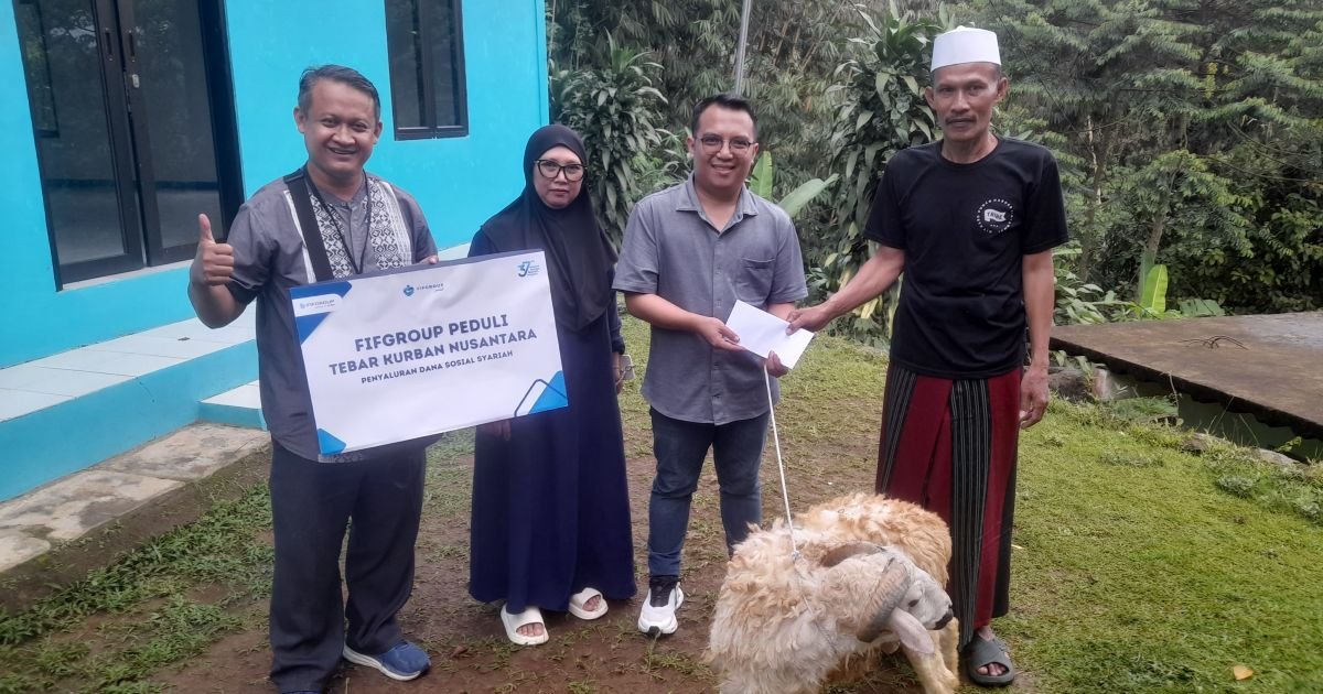 Seremoni penyerahan hewan kurban FIFGROUP Cabang Kota Bogor III oleh Kepala Cabang FIFGROUP, M Rizki Darmawan kepada Imam Masjid Almawahibusshomad , pada Jum,at 22 Mei 2026 dan berlokasi Kp Mulyasari Kelurahan Harjasari Kecamatan Bogor Selatan Kota Bogor.