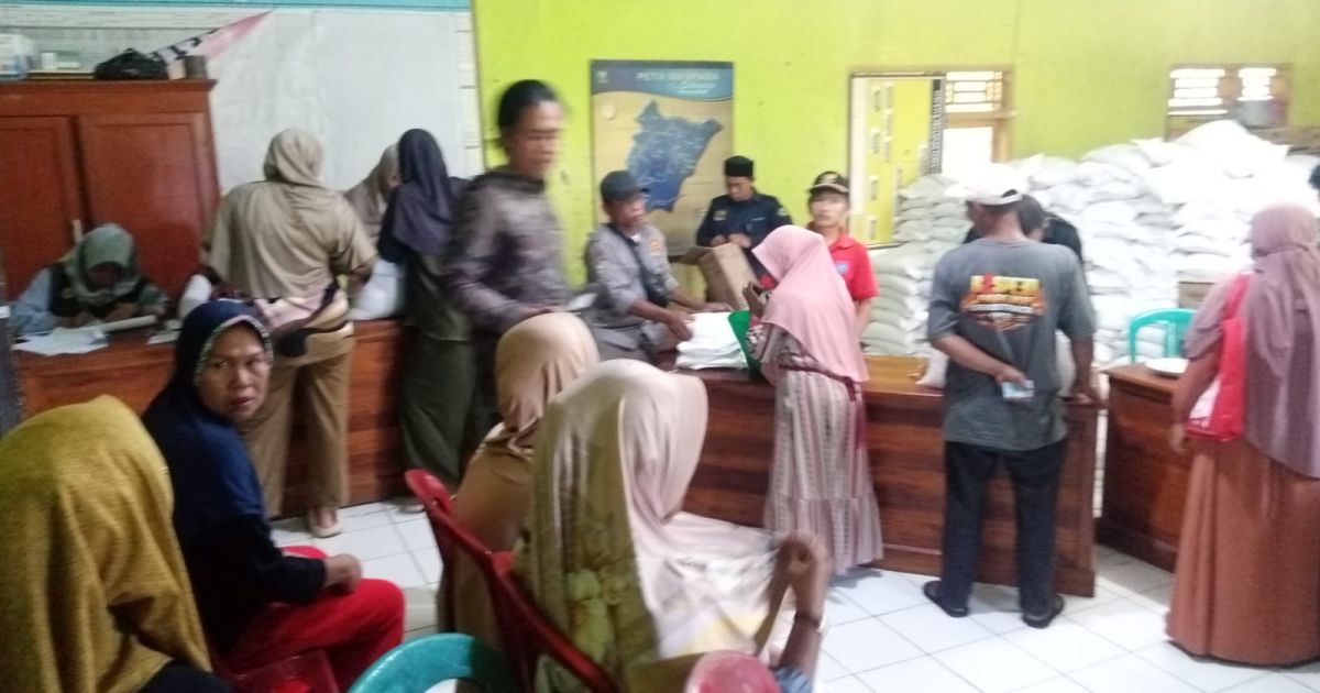 Pemdes Sukamaju Salurkan Bantuan Pangan, Warga Sambut dengan Antusias