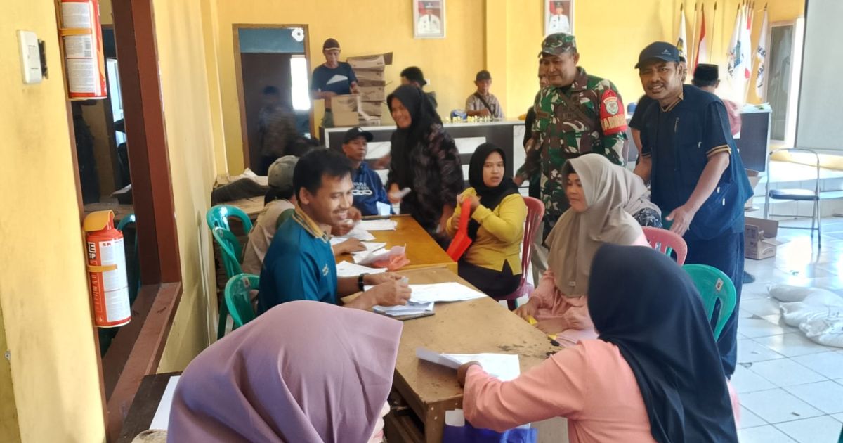 Babinsa Koramil 2213/Jampangkulon Dampingi Penyaluran Bantuan Pangan di Desa Sukamaju