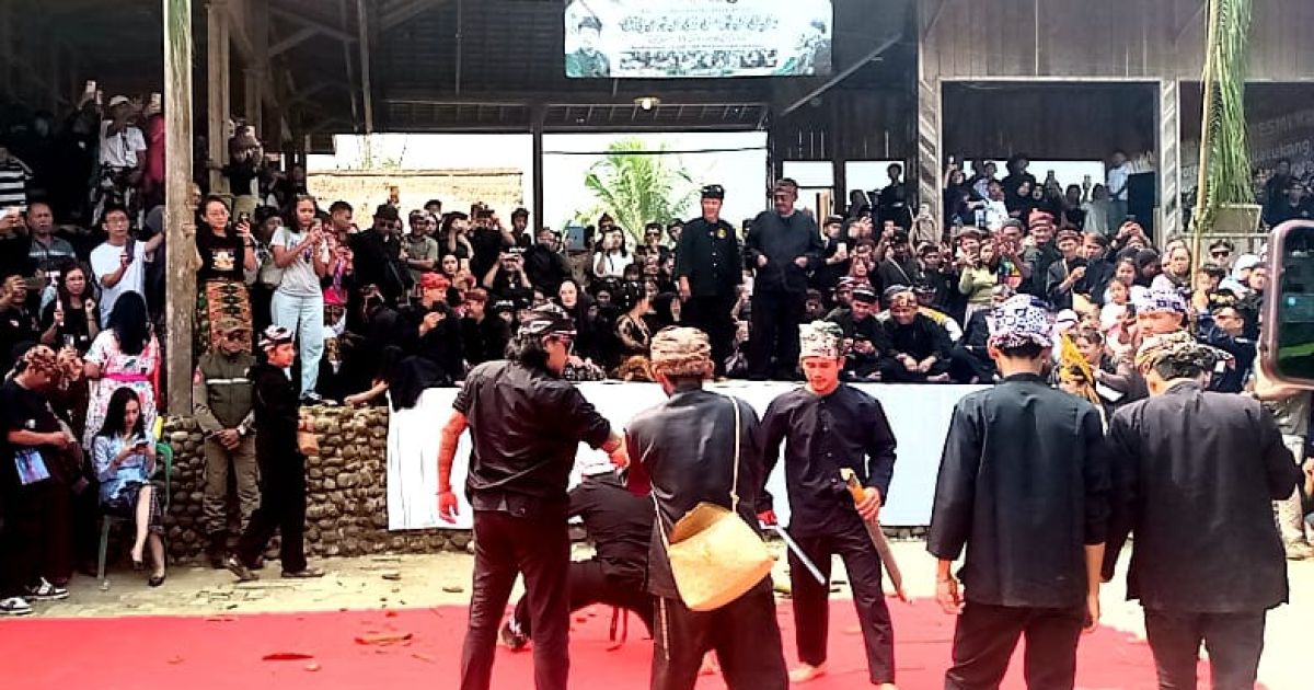Seren Taun KA-447 Sinar Resmi Capai Puncak, Ribuan Warga Saksikan Prosesi Sakral Ngadiukeun Pare ka Leuit