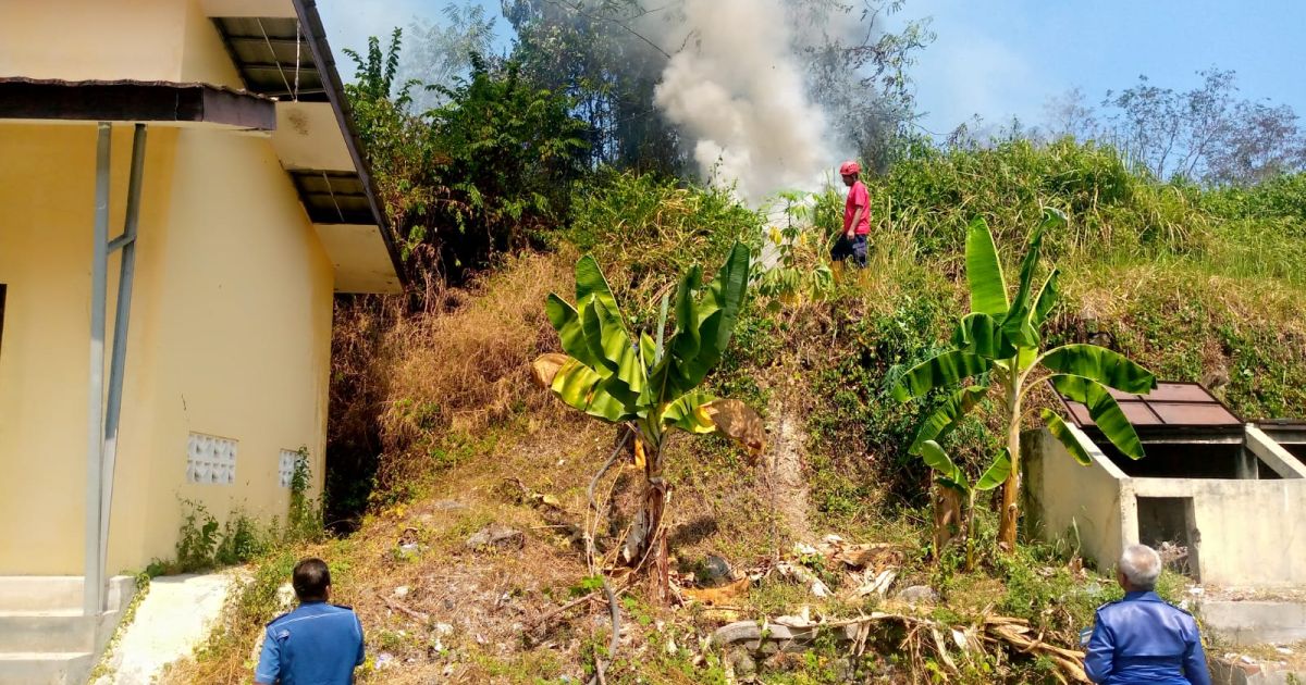 DPKP Kabupaten Sukabumi Kerahkan Dua Unit Damkar Padamkan Kebakaran Kebun di Palabuhanratu