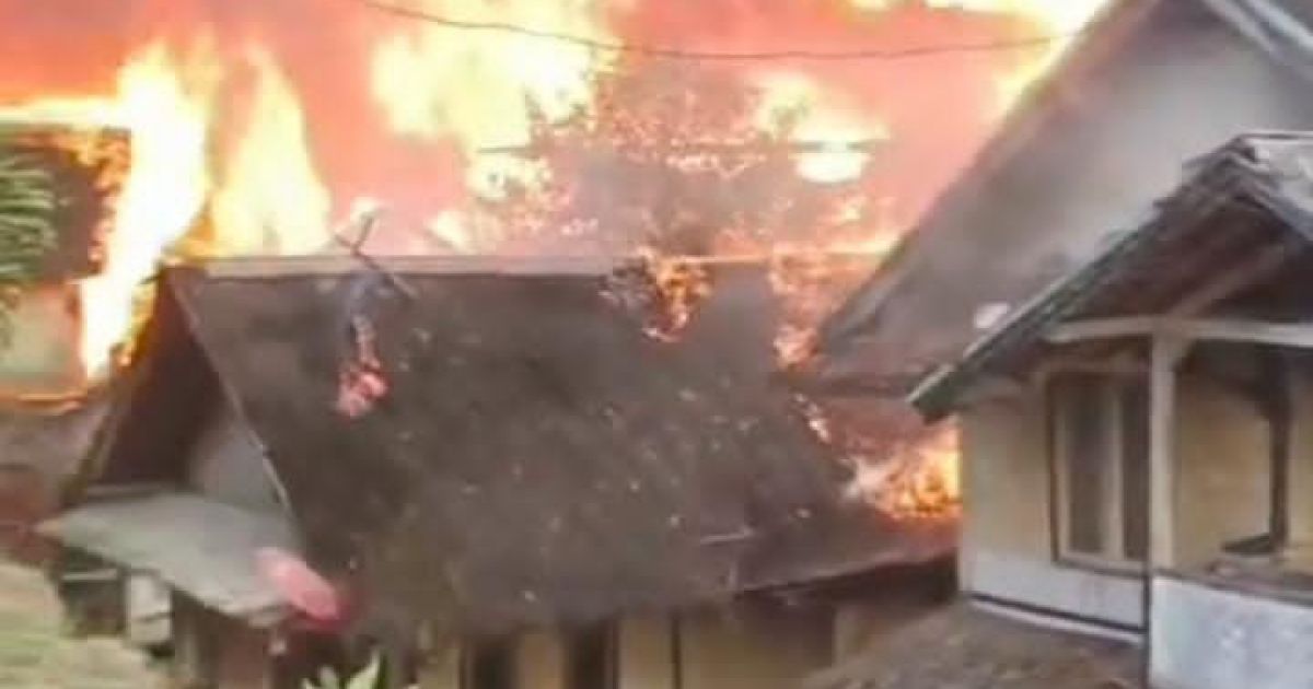 Kebakaran Besar Terjang Kampung Adat Kasepuhan Ciptamulya Cisolok, Puluhan Rumah Hangus